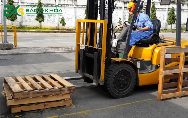 Những lý do cần có Chứng chỉ Lái xe Nâng?