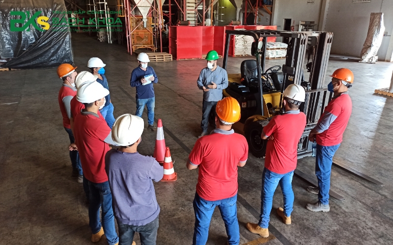 Khóa học Lái xe Nâng bao nhiêu tiền học phí?