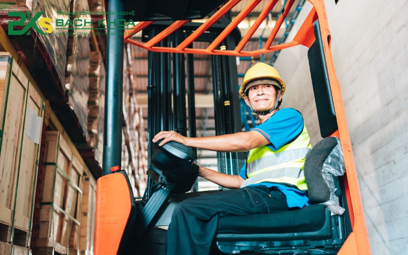 Lợi ích khi đăng ký học bằng lái xe Nâng tại BKs