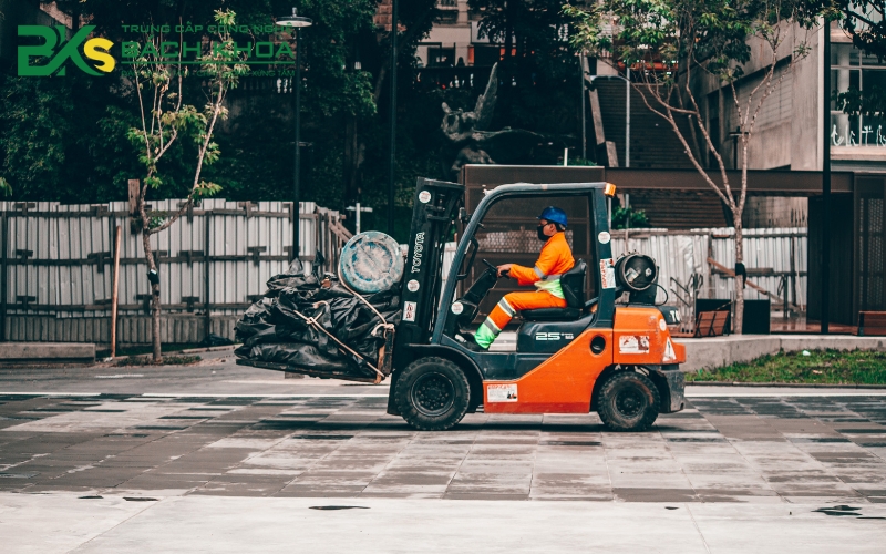 Lợi ích khi học Lái xe Nâng cấp tốc tại Công nghệ Bách Khoa
