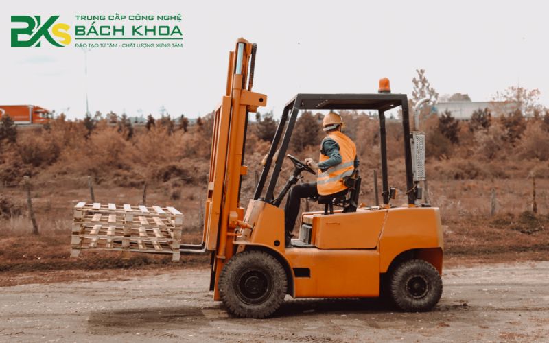 Vì sao nên đăng ký học Bằng lái xe Nâng ở Bình Dương - BKS