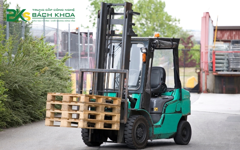 Tại sao cần phải tham gia khóa học Lái xe Nâng để lấy chứng chỉ?