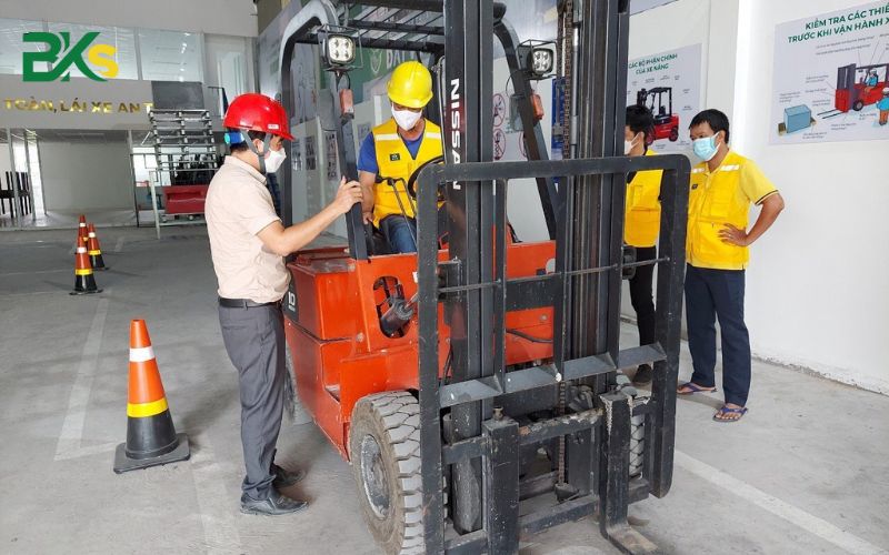 Đối tượng phù hợp với khóa học dạy Lái xe nâng