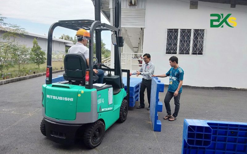 Nghề vận hành xe nâng là làm công việc gì?