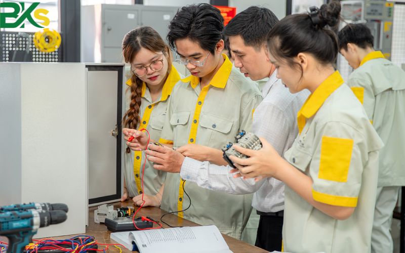 Vì sao nhiều người chọn khóa học Điện công nghiệp ngắn hạn thay vì học dài?